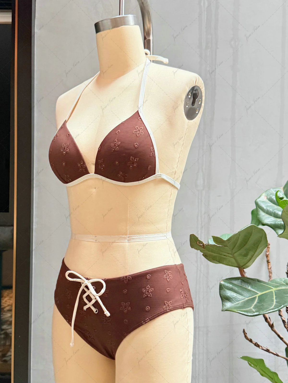 Bikini-Set aus recyceltem, dunkelbraunem Stoff mit Ösen-Jacquard-Muster und Push-up-Effekt - Image 2