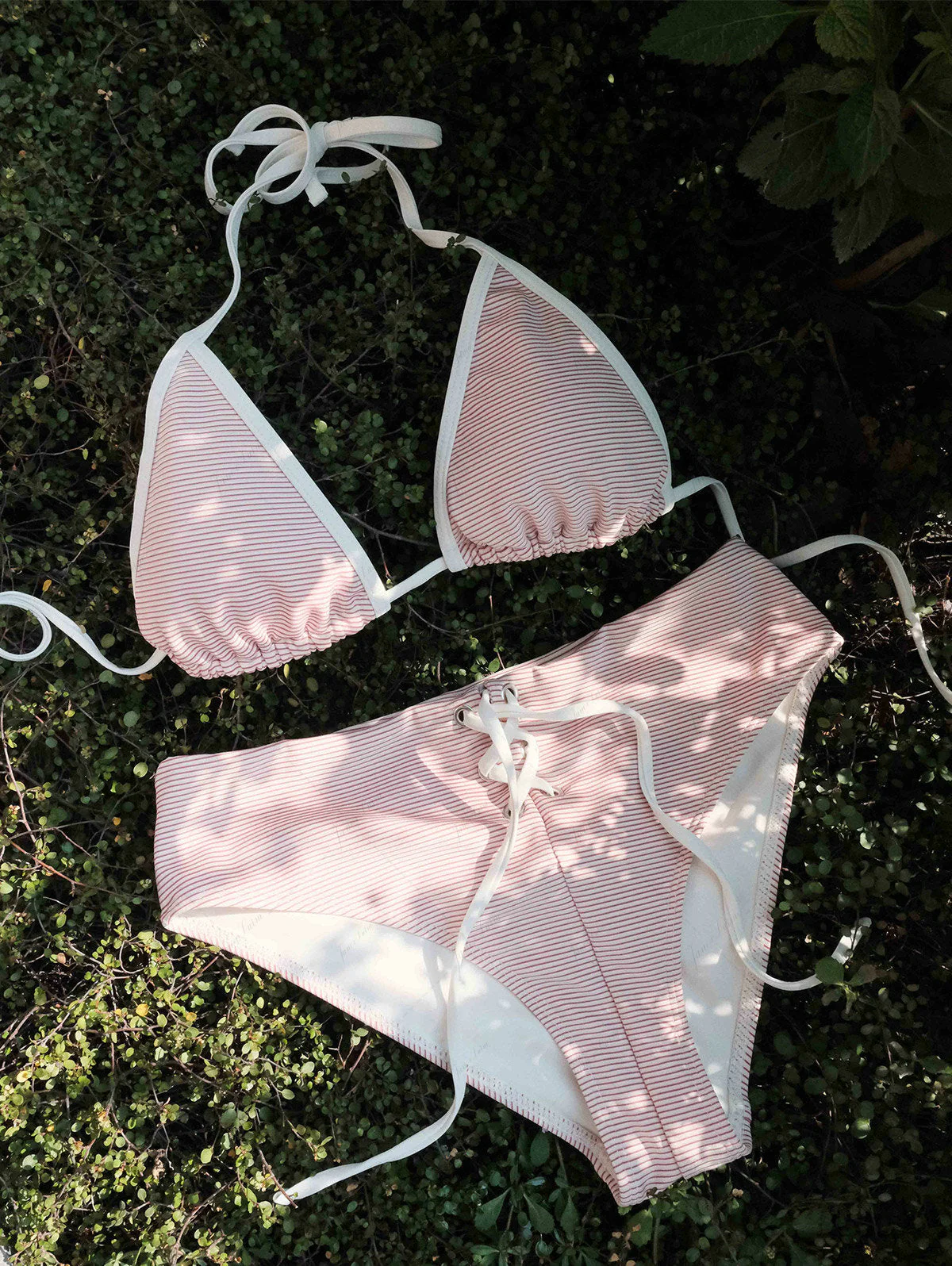 Kirschrot gestreiftes Neckholder-Triangel-Bikini-Oberteil mit kontrastierender Einfassung - Image 3