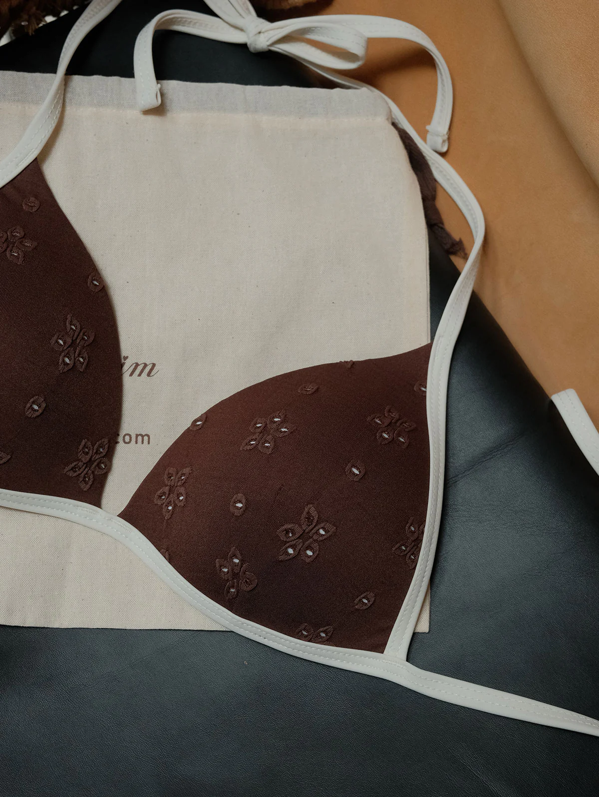 Bikini-Oberteil aus recyceltem, dunkelbraunem Stoff mit Ösen-Jacquard-Muster und Dreiecksform, Push-up-Effekt - Image 3