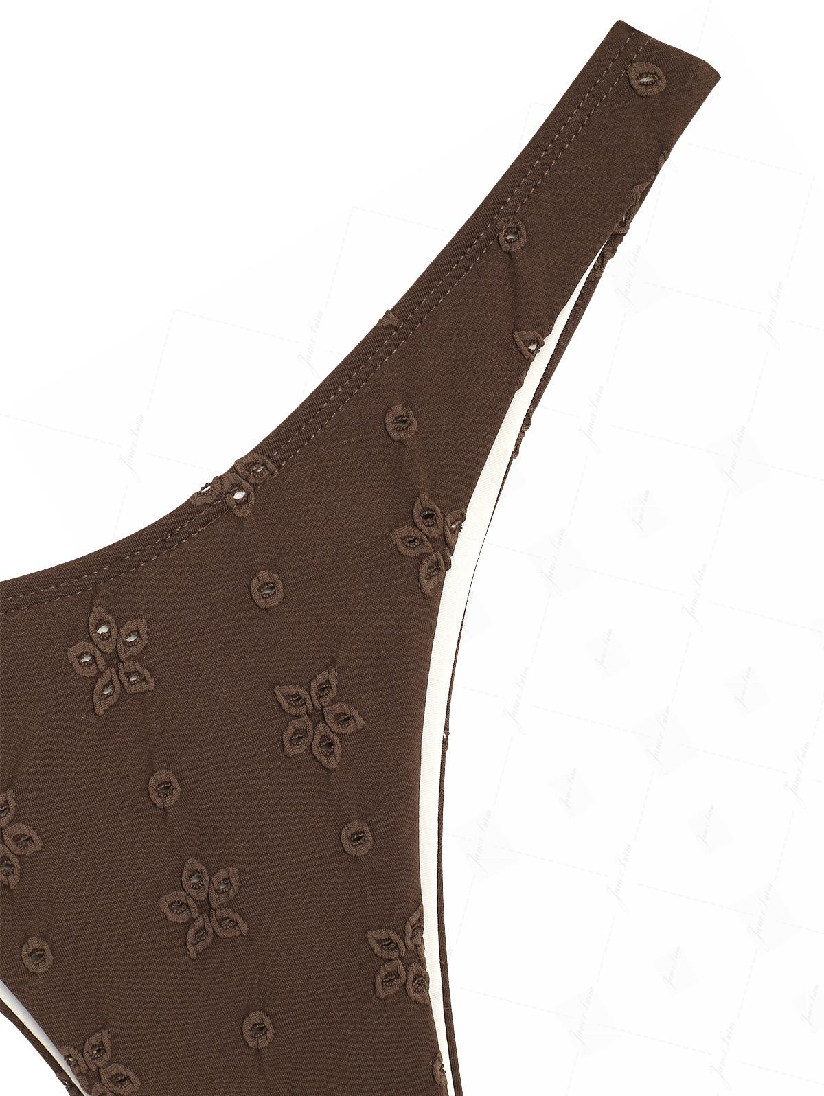 Bikinihose aus recyceltem, hochgeschnittenem Jacquard-Stoff mit Ösenmuster in Dunkelbraun. - Image 6
