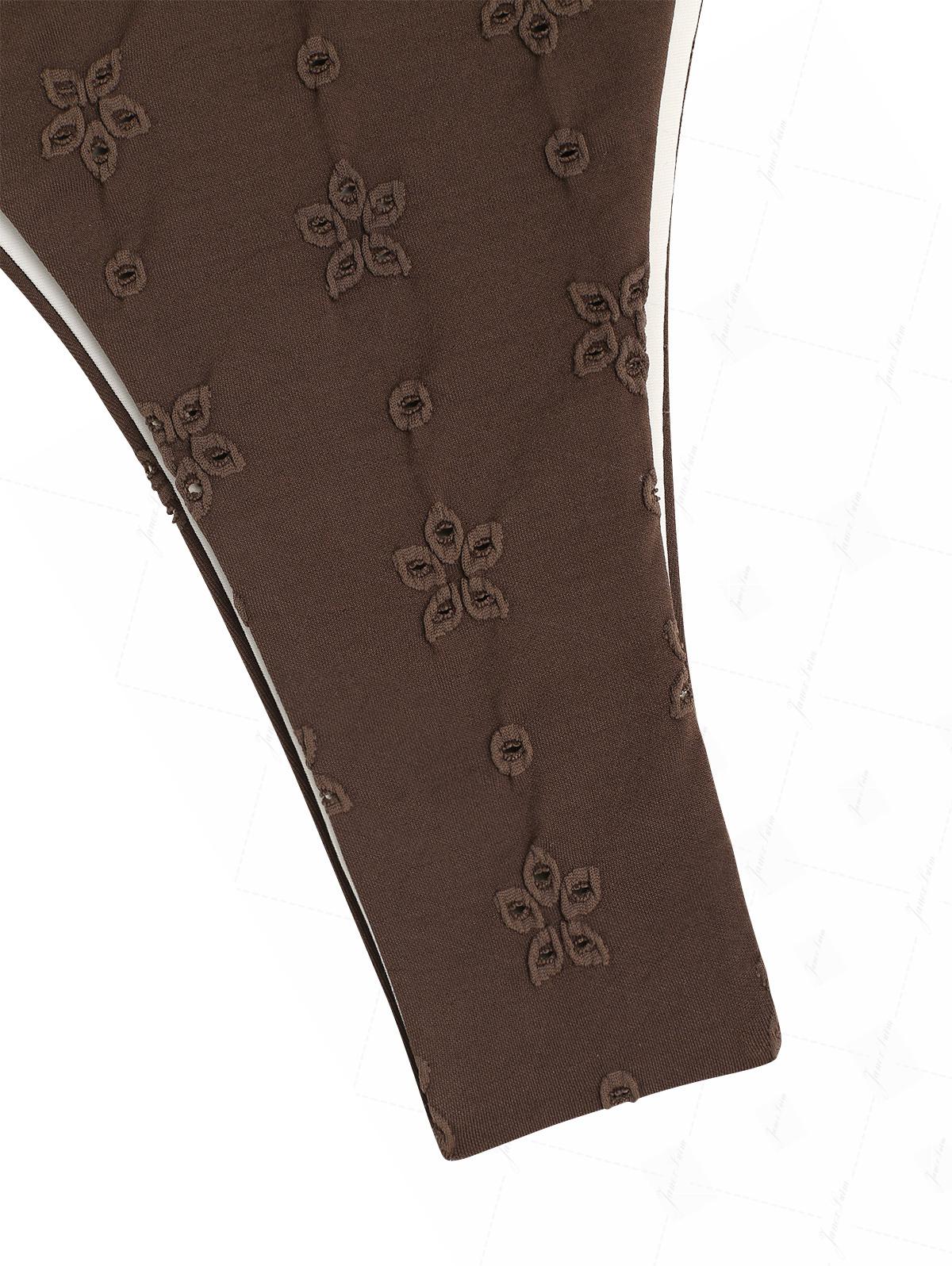 Bikinihose aus recyceltem, hochgeschnittenem Jacquard-Stoff mit Ösenmuster in Dunkelbraun. - Image 8