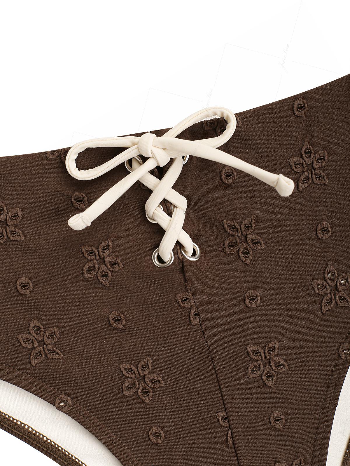 Bikinihose aus recyceltem Stoff in Dunkelbraun mit Ösen-Jacquard-Muster und Schnürung - Image 4