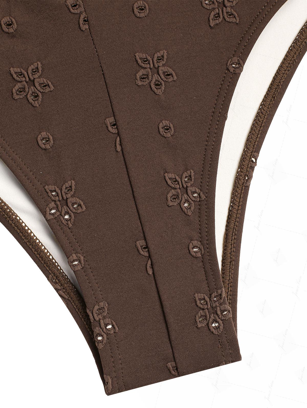 Bikinihose aus recyceltem Stoff in Dunkelbraun mit Ösen-Jacquard-Muster und Schnürung - Image 5