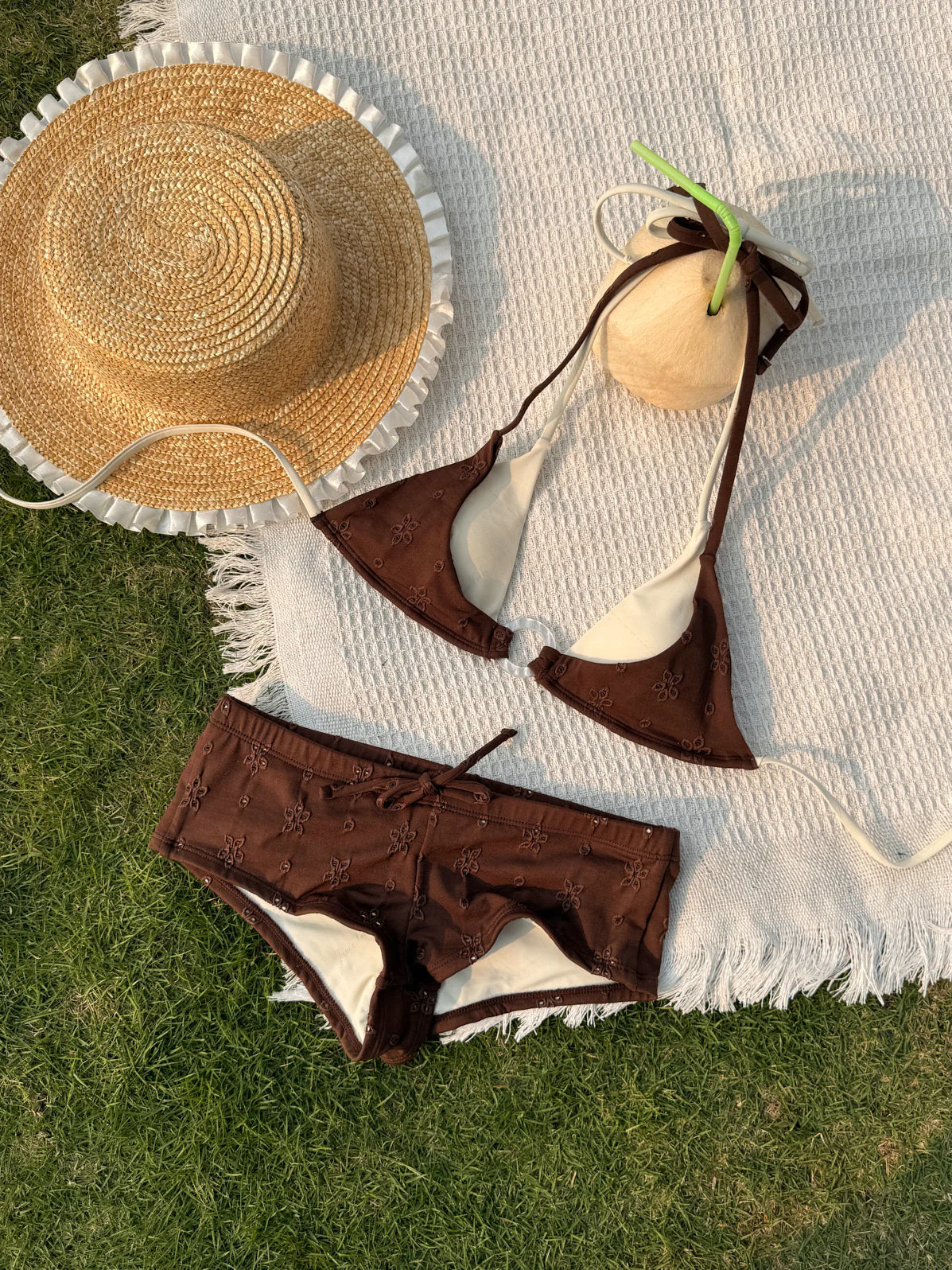 Bikini-Set aus tiefbraunem, recyceltem Stoff mit Ösen-Jacquard-Muster und O-Ring-Verzierung, doppellagigem Oberteil und frechen Boyshorts - Image 2