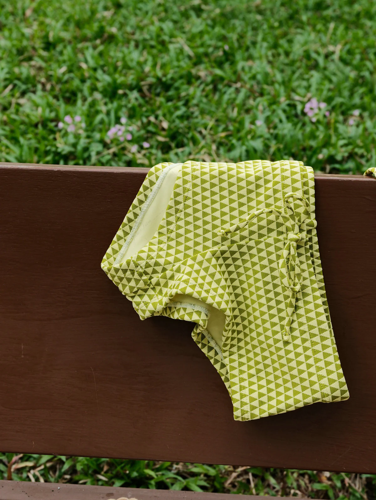 Dreieckiges Bikinihöschen aus grünem Recyclingstoff, freche Badeshorts