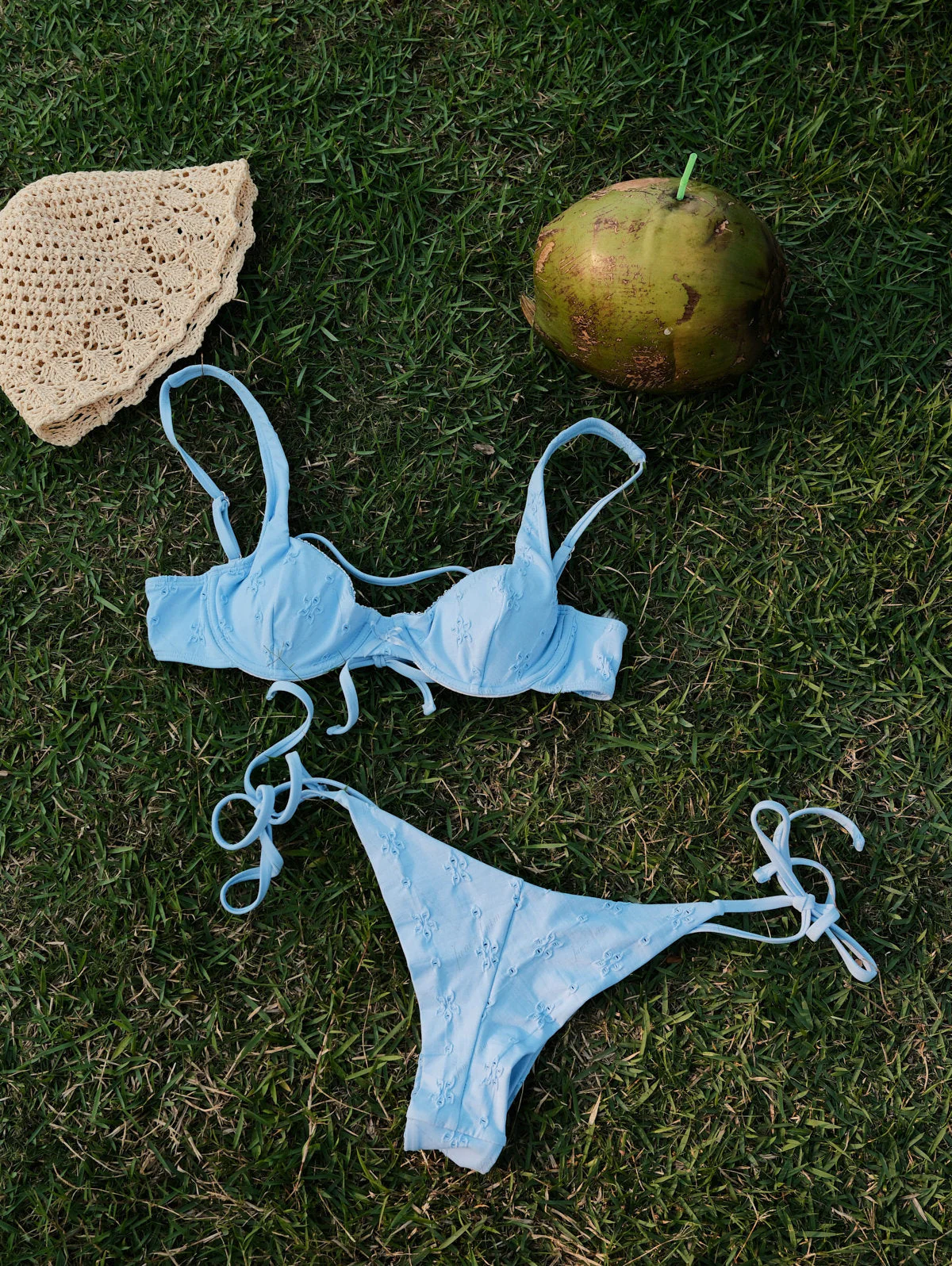 Hellblaues Bikini-Set aus recyceltem Jacquard-Stoff mit Bügel-Oberteil und frechem brasilianischem Höschen - Image 2