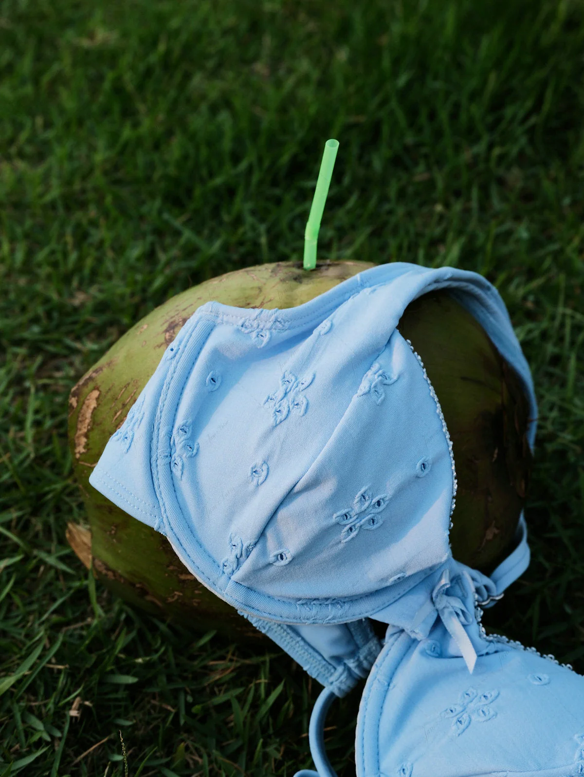Hellblaues Bikini-Set aus recyceltem Jacquard-Stoff mit Bügel-Oberteil und frechem brasilianischem Höschen - Image 4