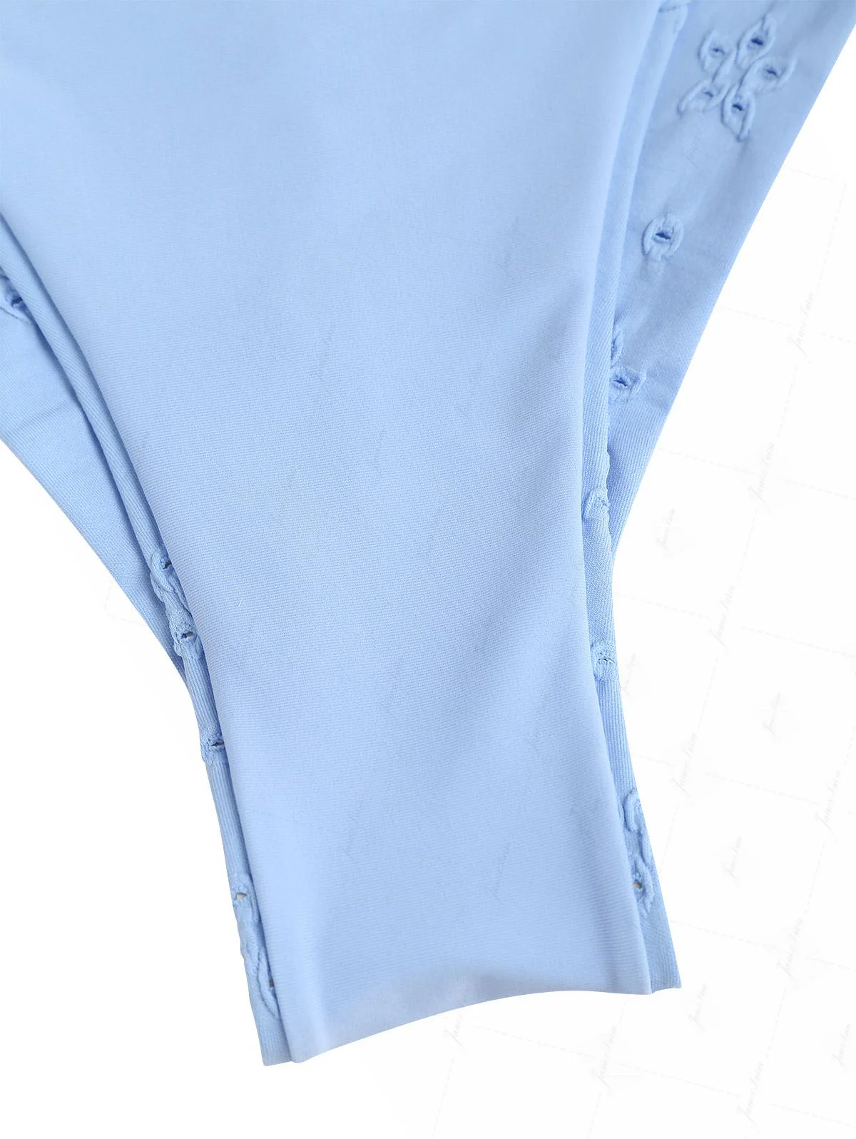 Hellblaues Bikini-Set aus Triangel-Oberteil mit Lochmuster und frechem brasilianischem Höschen - Image 7