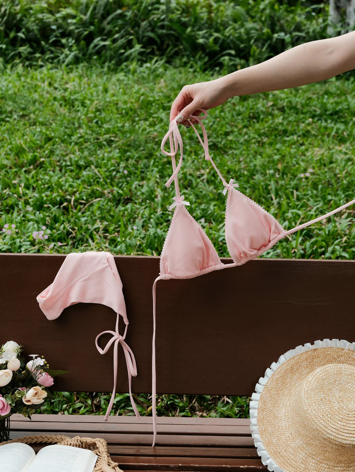 Bikini-Set aus pinkfarbenem, strukturiertem Strickstoff: Neckholder-Triangel-Top und freches brasilianisches Höschen