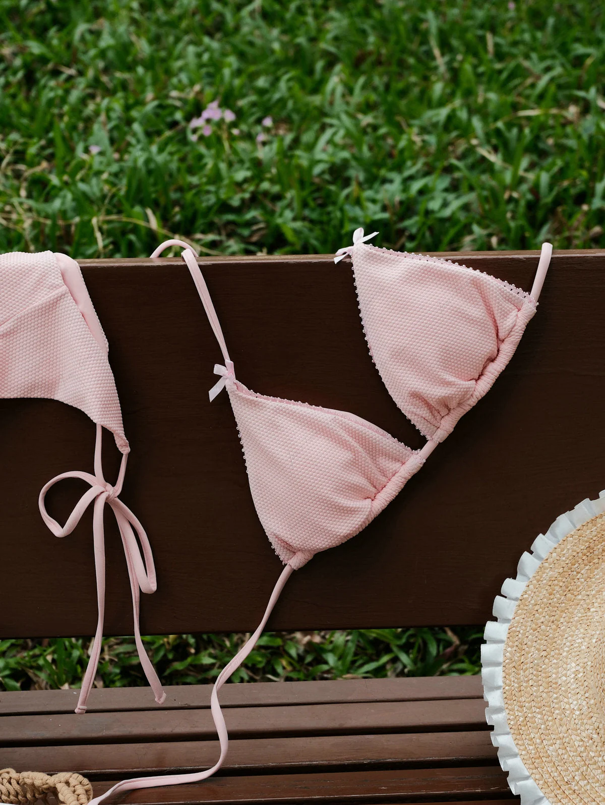 Bikini-Set aus pinkfarbenem, strukturiertem Strickstoff: Neckholder-Triangel-Top und freches brasilianisches Höschen - Image 4