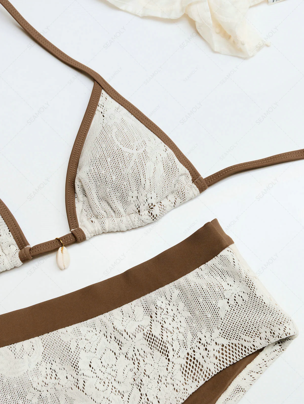 Seamolly braunes Bikini-Set mit kontrastierender Einfassung, Muschelverzierung und frechen Boyshorts - Image 4