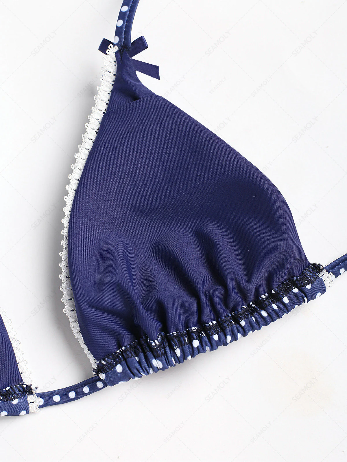 Tiefblaues Neckholder-Triangel-Bikinioberteil mit Spitzen und Schleife und Punkten - Image 10
