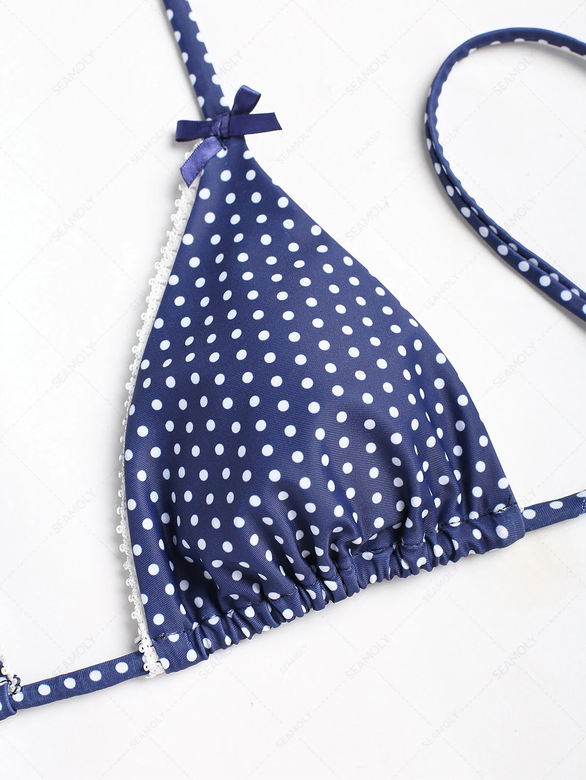 Tiefblaues Neckholder-Triangel-Bikinioberteil mit Spitzen und Schleife und Punkten - Image 9