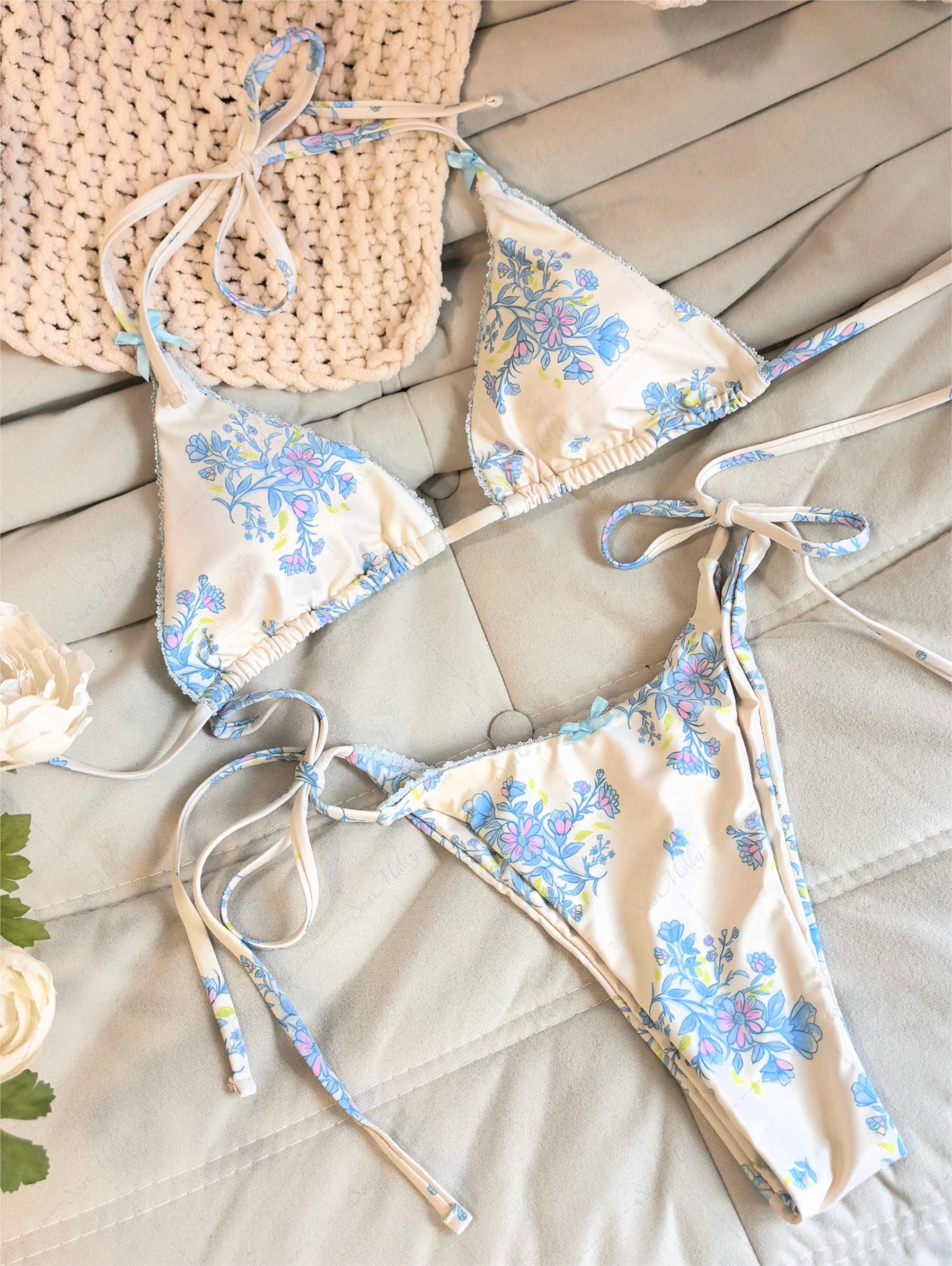 Seamolly – Vintage – Kleines, blaues Triangel-Tanga-Bikini-Set mit Blumenmuster und Fliege - Image 10